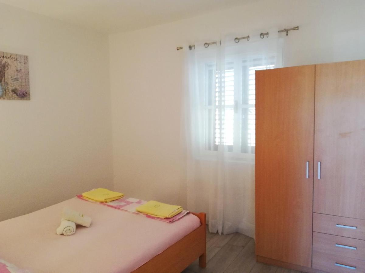 Apartments Amfora Gdinj Exterior photo