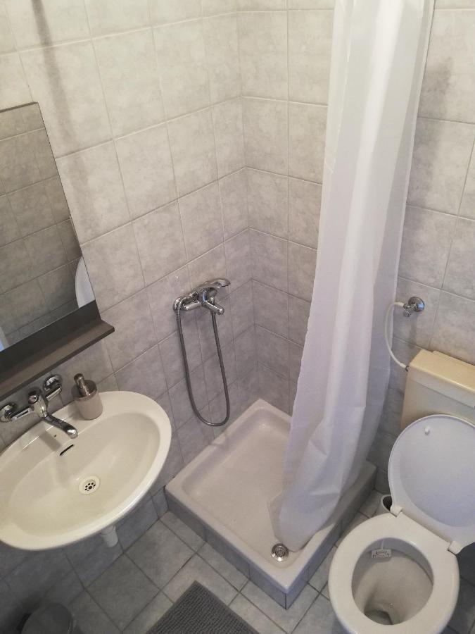 Apartments Amfora Gdinj Exterior photo