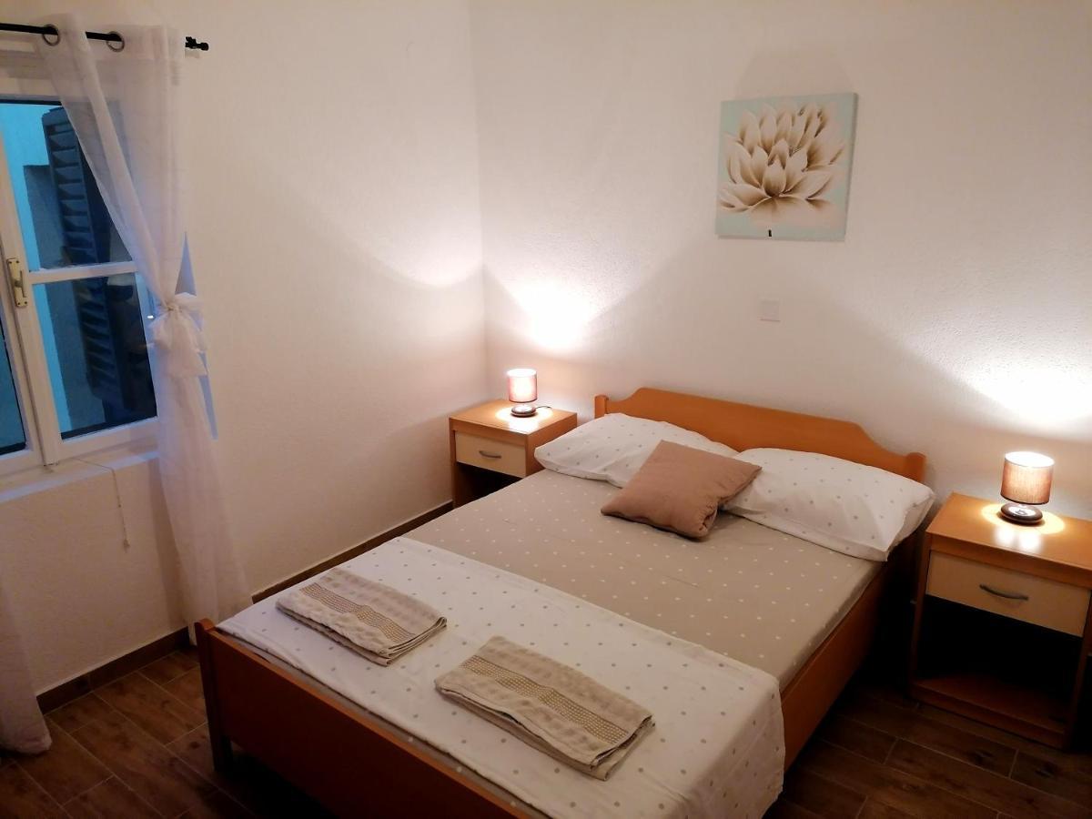 Apartments Amfora Gdinj Exterior photo
