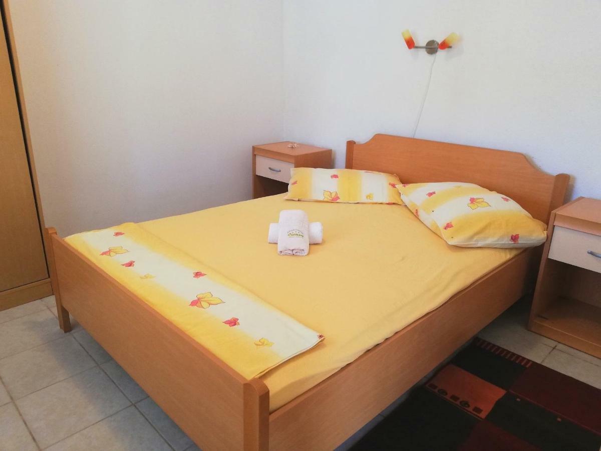Apartments Amfora Gdinj Exterior photo